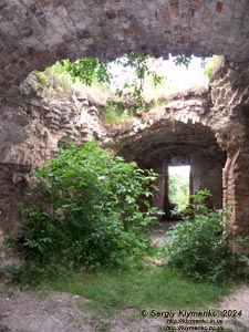 Новомалин (Ровненская область). Фото. Новомалинский замок - памятник архитектуры XIV века (50°17'48"N, 26°22'15"E). Руины дворца, вид изнутри.