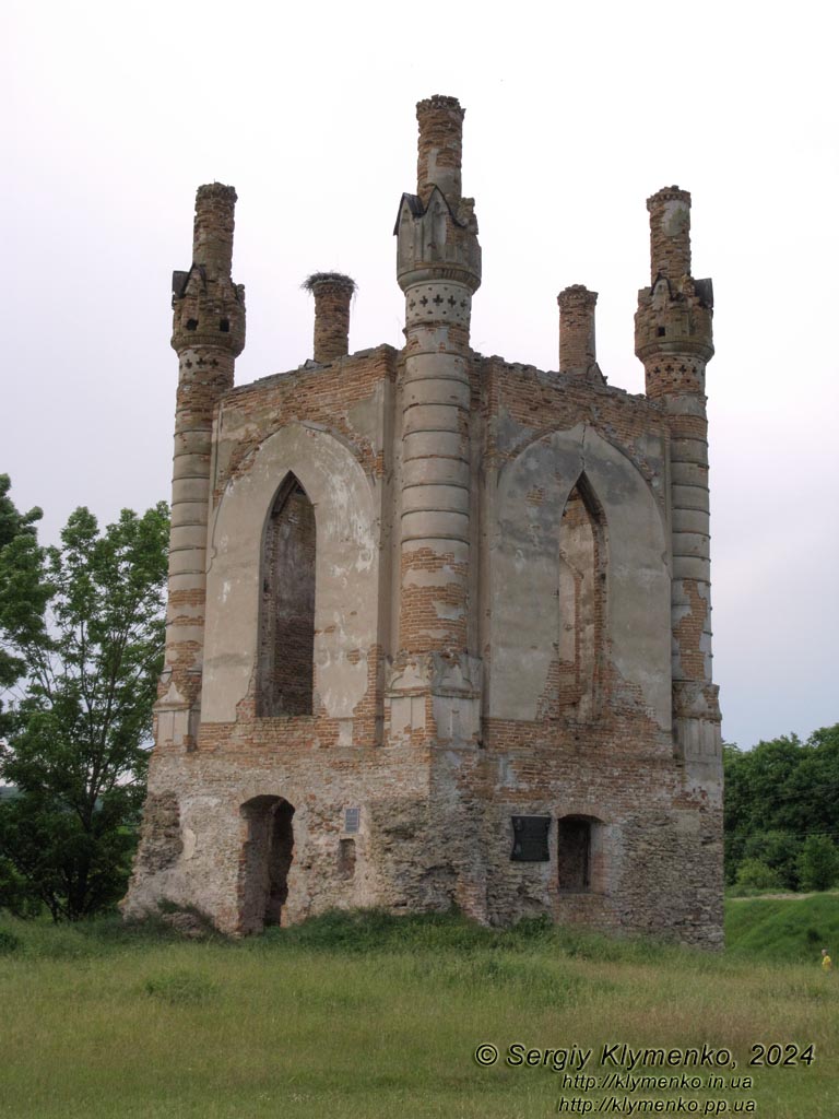 Новомалин (Ровненская область). Фото. Новомалинский замок - памятник архитектуры XIV века (50°17'48"N, 26°22'15"E). Часовня в неоготическом стиле на остатках северной угловой оборонной башни.