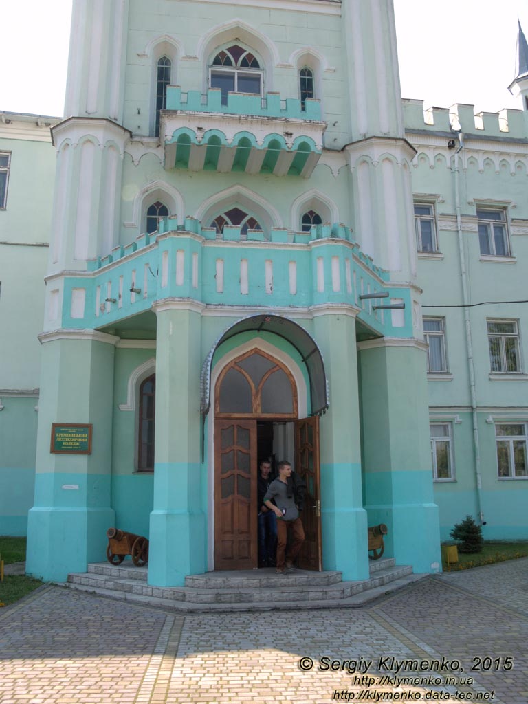 Тернопольщина. Село Белокриница (Кременецкий район). Фото. Правый ризалит на парадном фасаде Белокриницкого дворца. Фрагмент.