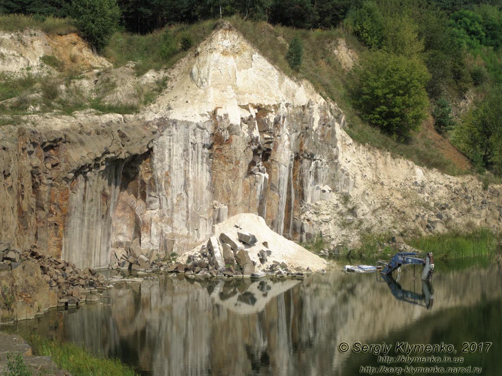 Ровенщина. Базальтовое. Фото. Экскаватор-утопленник в затопленном базальтовом карьере (50°55'19.70"N, 26°14'11.20"E).