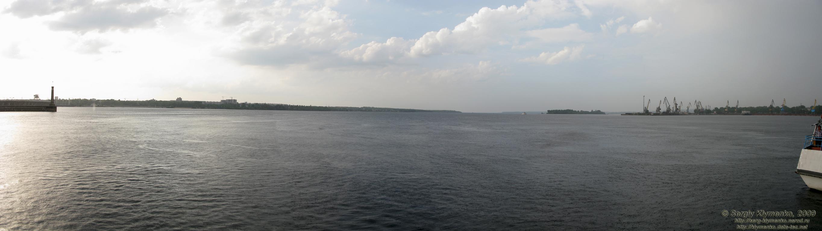 Запорожье. Фото. Вид со стороны речного вокзала (выше плотины ДнепроГЭС) на правый берег Днепра (панорама ~90°). Дождит...