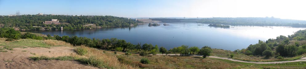 Хортица. Фото. Вид с наивысшей точки Хортицы: днепровские пороги на фоне плотины ДнепроГЭС.