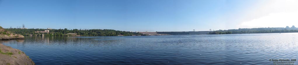Фото. Днепровские пороги на фоне плотины ДнепроГЭС, вид с Хортицы.