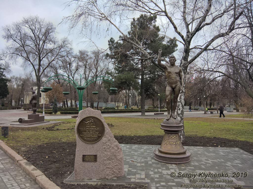 Запорожье. Фото. Памятник чемпиону XV Олимпийских игр 1952 года Пункину Я.Г.