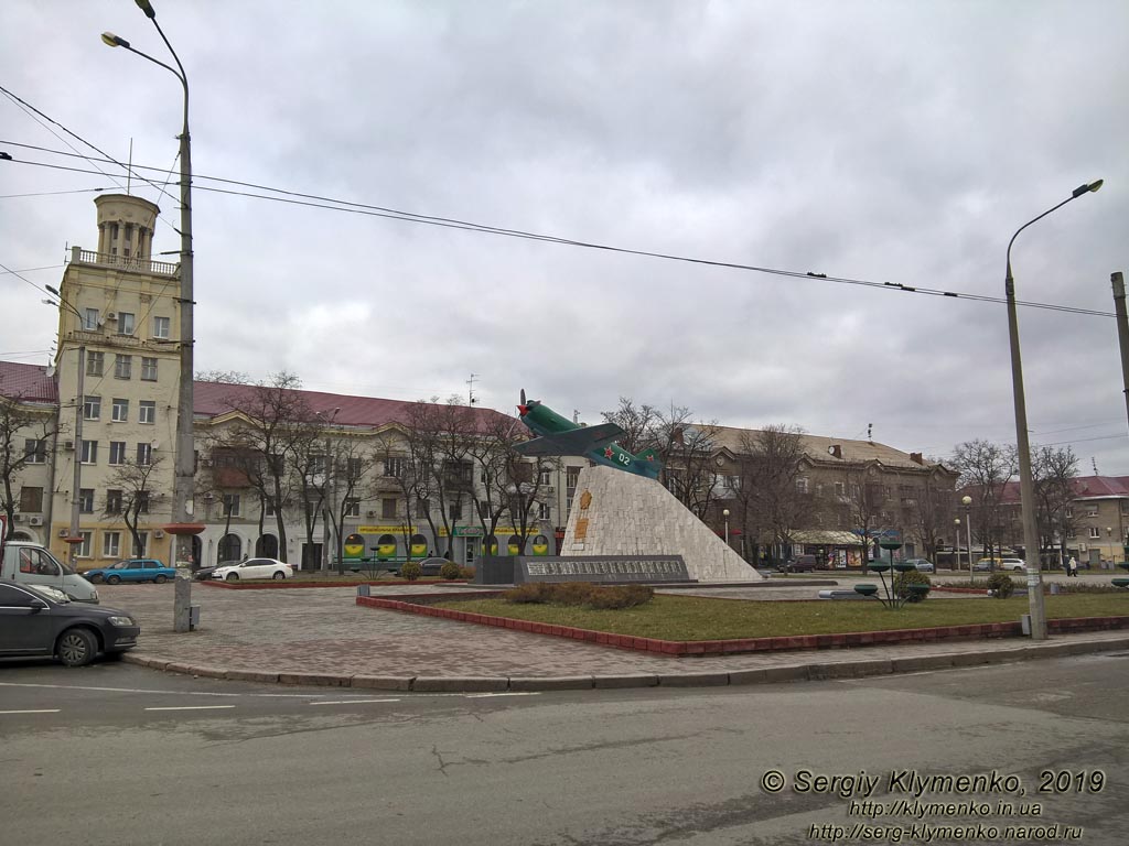 Запорожье. Фото. Памятник воинам-авиаторам на пересечении бульвара Шевченко и улицы Победы.