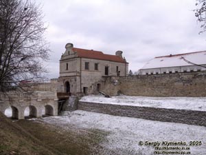 Подолье, Тернопольская область. Збараж. Фото. Замок 1626-1631 гг. Внешние стены и главные ворота.