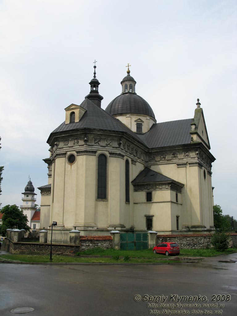 Жолква. Фото. Приходской костел Св. Лаврентия (1604 год). Вид снаружи.