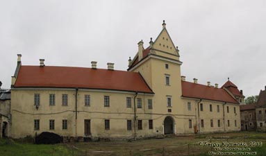 Жолква. Фото. Замок (1594 год), внутренний двор. Вид на главный (северо-восточный) корпус.