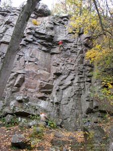 Житомирщина. Дениши. Фото. Тренировка альпинистов-скалолазов на скалах ниже дамбы на речке Тетерев.
