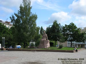 Житомирщина. Новоград-Волынский. Фото. Памятник Лесе Украинке в центре Новограда-Волынского.