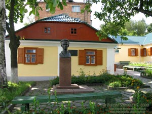 Житомирщина. Новоград-Волынский. Фото. Памятник Лесе Украинке на территории музея-усадьбы семьи Косачей.