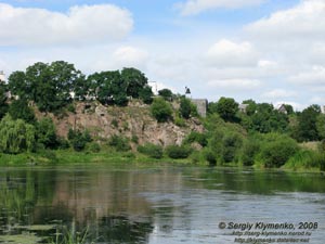 Житомирщина. Новоград-Волынский. Фото. Высокий обрывистый (левый) гранитный берег Случа.