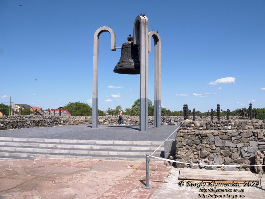 Житомирщина. Звягель. Фото. Руины Звягельского замка-крепости и памятный знак.