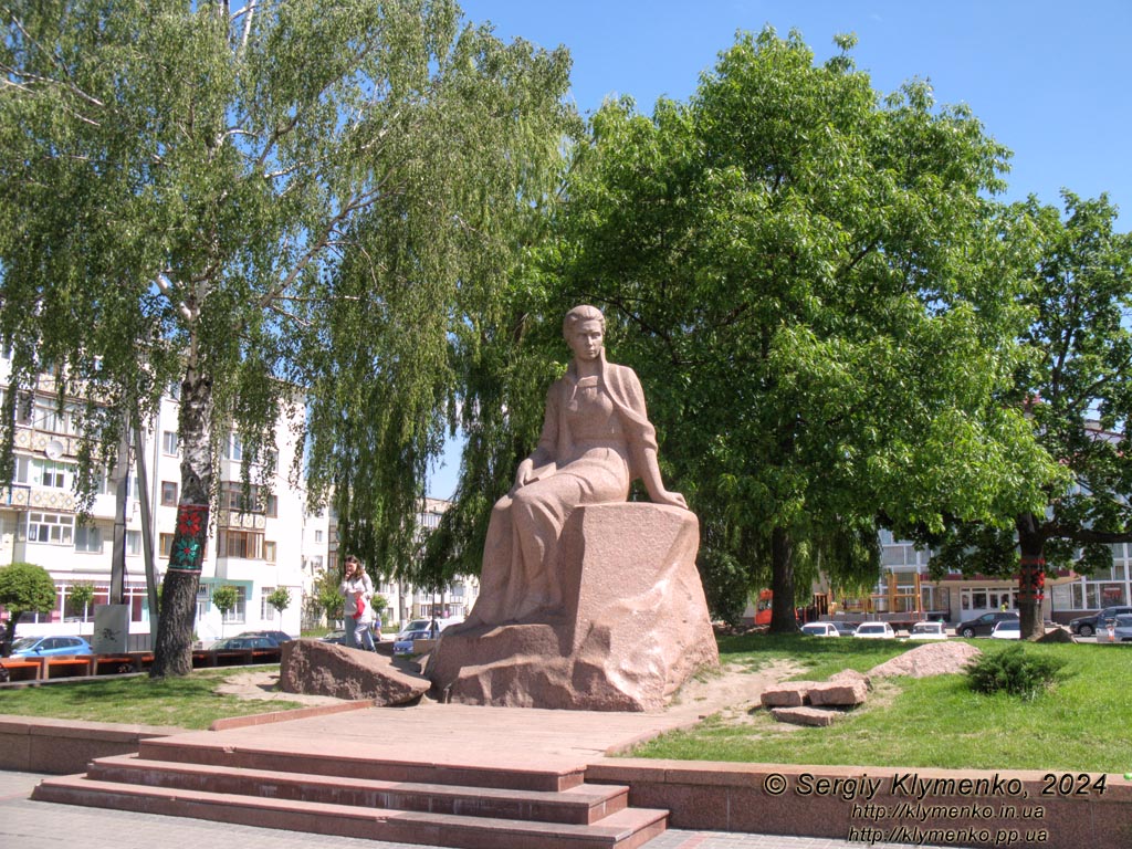 Житомирщина. Звягель. Фото. Памятник Лесе Украинке в центре Звягеля.