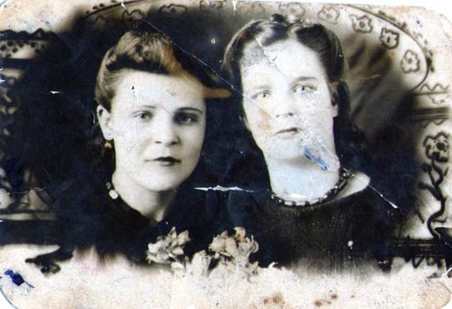 Хлебанова Дина Фёдоровна (справа) с подругой.