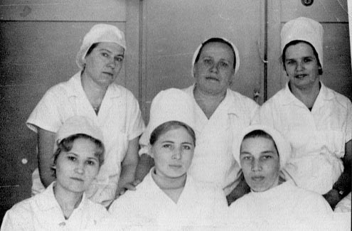 Хлебанова Дина Фёдоровна (в верхнем ряду справа) на работе.