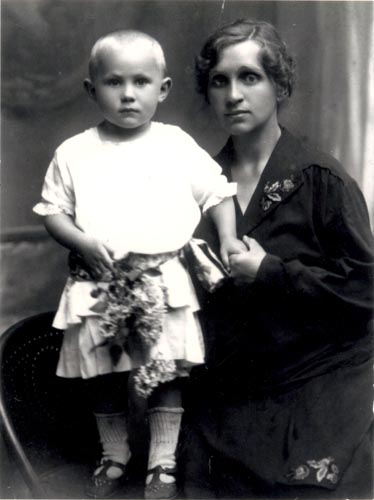 Клавдія Володимірівна Любинська зі старшою донькою Авою, орієнтовно 1922 рік